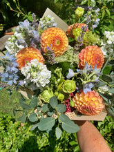 Load image into Gallery viewer, CLASSIC BOUQUET