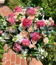Load image into Gallery viewer, CLASSIC BOUQUET
