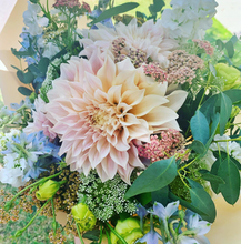 Load image into Gallery viewer, CLASSIC BOUQUET