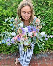 Load image into Gallery viewer, GRAND BOUQUET