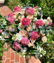 Load image into Gallery viewer, CLASSIC BOUQUET
